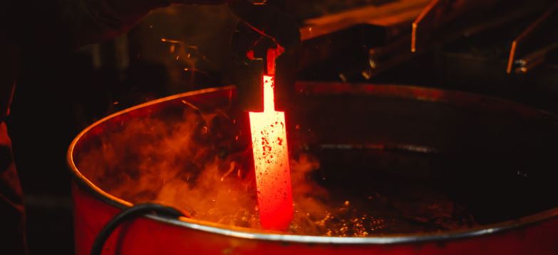 کوئنچینگ فرآیند سریع خنک‌کردن مواد فلزی از دمای بالا به دمای پایین است که باعث بهبود خصوصیات مکانیکی آنها می‌شود.